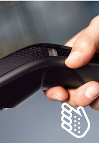 Zwarte gamecontroller met een gestructureerde grip, waarbij een vinger op een knop drukt. Numeriek display en blauwe accenten zichtbaar op het oppervlak.