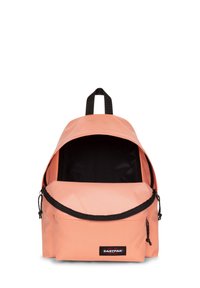 Persikofärgad ryggsäck med svart inredning, med en dragkedja framficka och en distinkt Eastpak-logotyp. Justerbara remmar ingår.