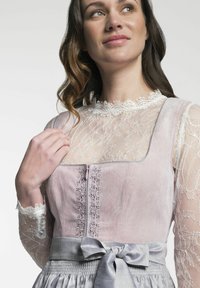 Robe en velours côtelé rose avec un décolleté carré, un superposition de dentelle détaillée, une ceinture en satin gris et des boutons décoratifs le long du devant.