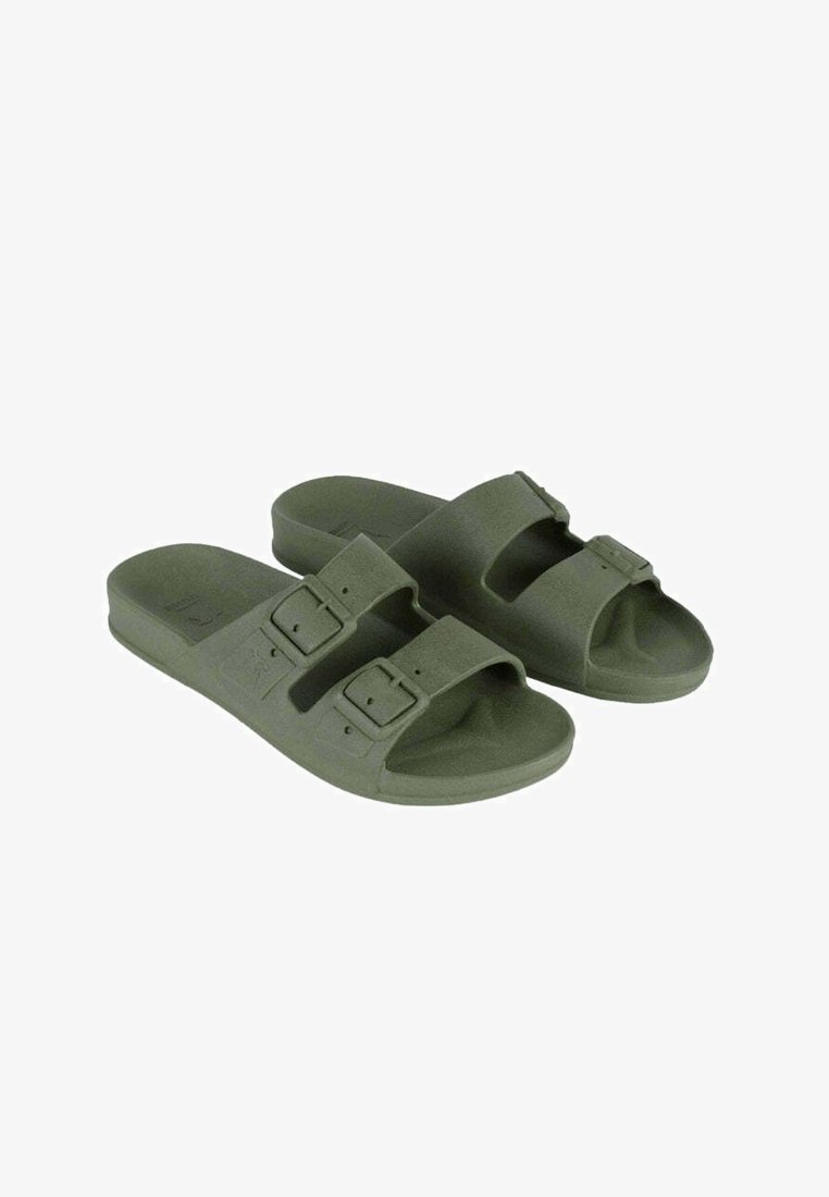 Sandales vertes en caoutchouc texturé, dotées de deux sangles réglables avec boucles rectangulaires, d'une semelle intérieure anatomique et d'un design à bout ouvert.