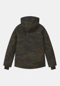 Giacca mimetica in verde scuro e nero, dotata di cappuccio, maniche lunghe, polsini elasticizzati e un logo sulla parte superiore della schiena. Tessuto texturizzato.