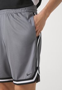 Nike Performance DNA SHORT - Pantalón corto de deporte - cool grey/black