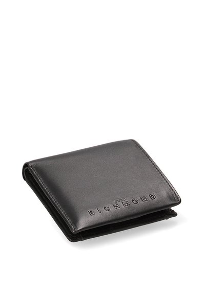 Portafoglio in pelle nera, design a due pieghe, texture liscia, logo embossato "JORDAN RICHMOND" sul davanti, senza hardware o accenti visibili.