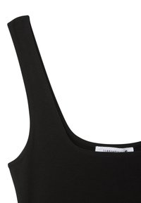 Top nero senza maniche con spalline larghe e scollatura arrotondata. Tessuto liscio, linee pulite e un'etichetta vicino alla scollatura.