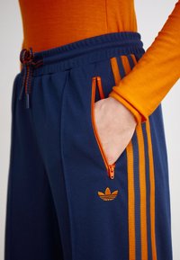 adidas Originals MONTREAL  - Spodnji deli trenirk - night indigo
