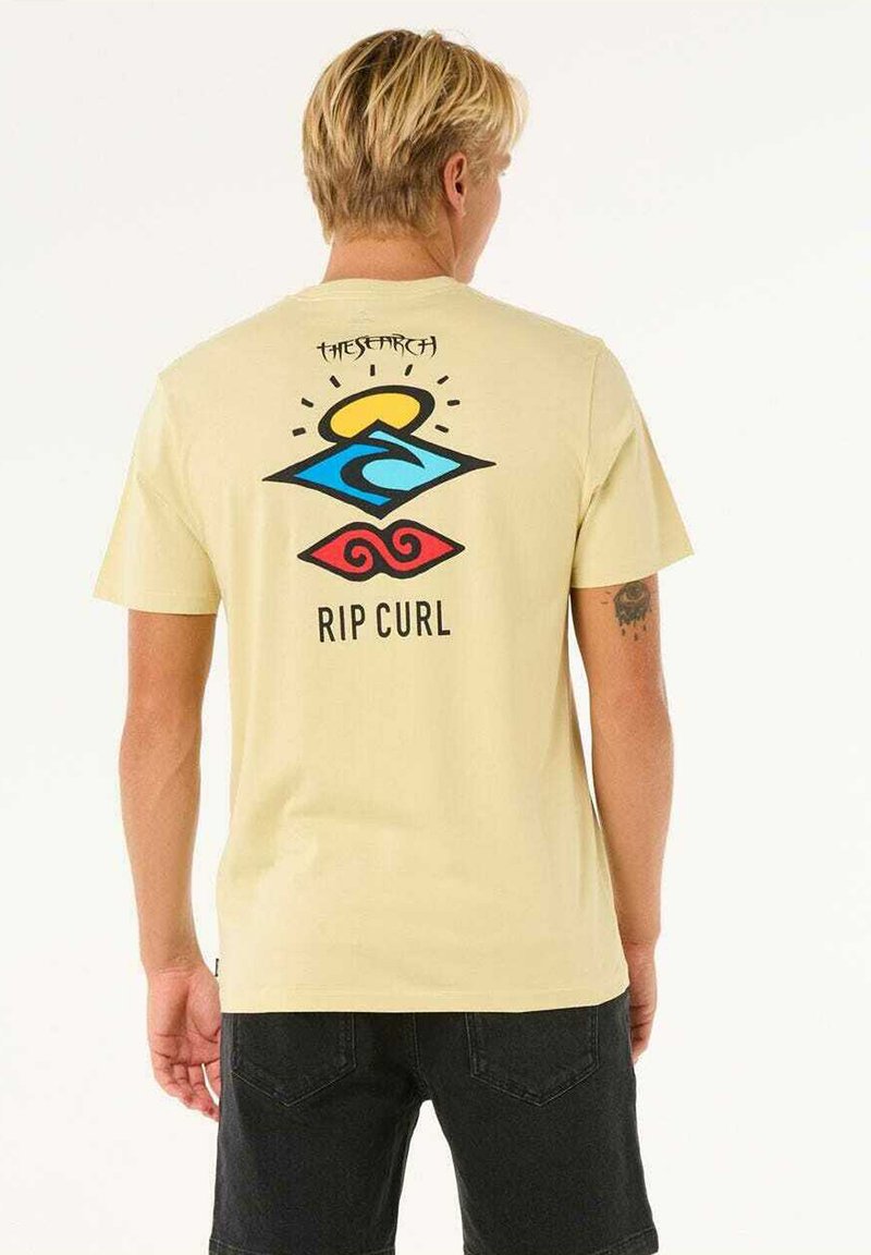 Geel katoenen t-shirt met een kleurrijk grafisch ontwerp op de achterkant, met golven, zon en "Rip Curl" tekst in zwart. Korte mouwen.