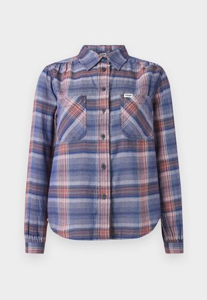 Langarm overhemd met een blauw en roze ruitenpatroon, twee borstzakken en een kraag, weergegeven op een witte achtergrond.