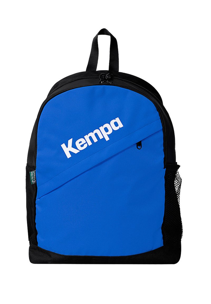 Blauwe en zwarte rugzak gemaakt van duurzaam materiaal. Heeft een voorzak met rits, een zijvak van gaas en een wit "Kempa" logo op de voorkant.