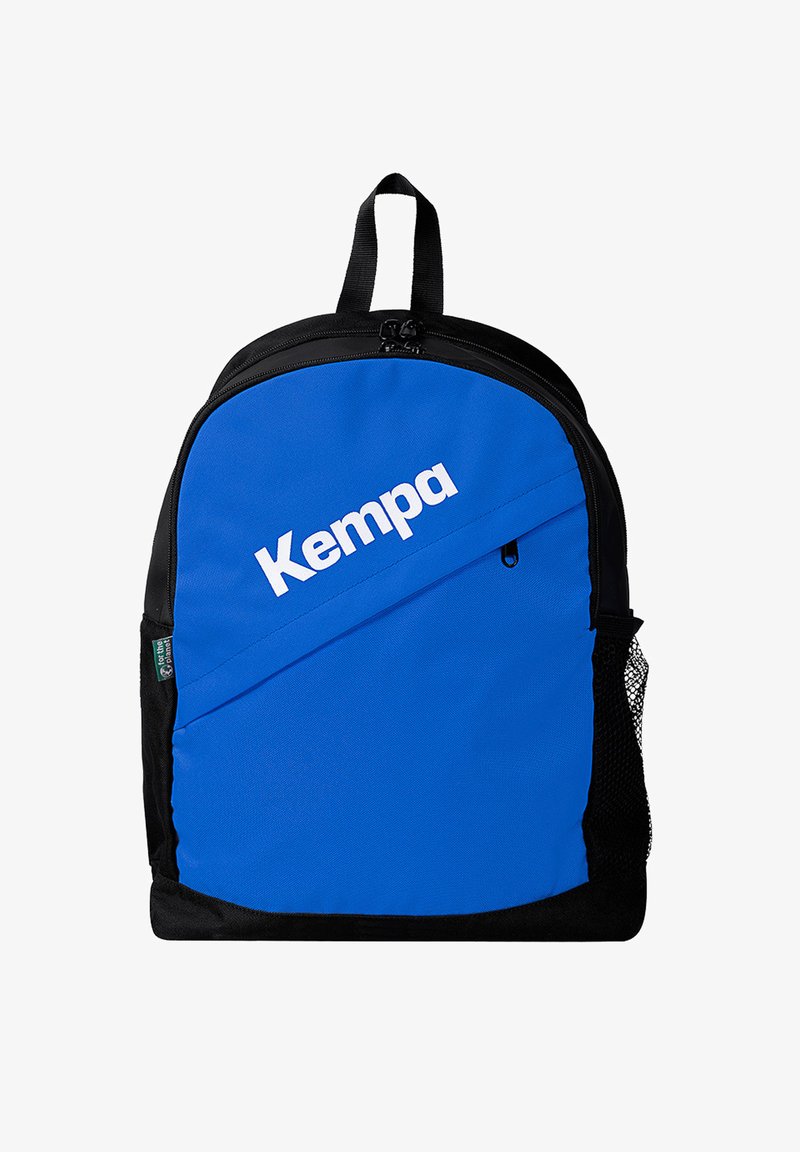 Blauwe en zwarte rugzak gemaakt van duurzaam materiaal. Heeft een voorzak met rits, een zijvak van gaas en een wit "Kempa" logo op de voorkant.
