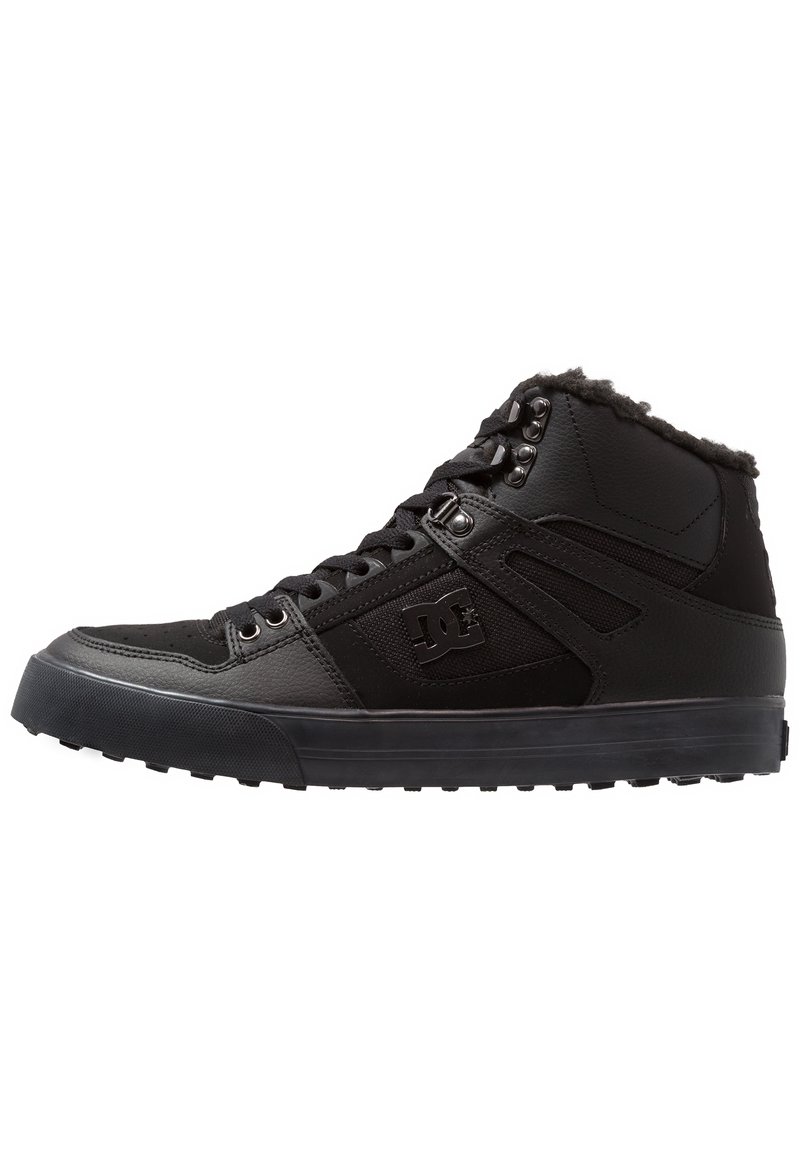 Svart høy-topp sneaker med overdel i skinn og semsket skinn, som har en teksturert finish, rund tå, polstret krage og gummisåle.
