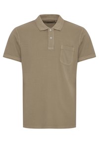 Camisa polo de algodón verde oliva con un tapón de tres botones, collar y un bolsillo en el pecho. Mangas cortas con detalles de costura sutiles.