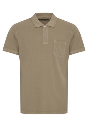 Oliivinvihreä puuvillapolo-paita, jossa on kolmen napin listat, kaulus ja rintatasku. Lyhyet hihat hienoilla ompelutiedoilla.