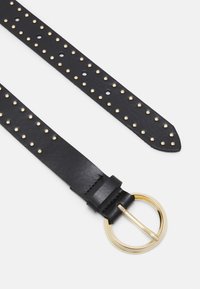 Ceinture en cuir noir ornée de clous en métal doré tout le long de la sangle, avec une boucle ronde en or et une texture lisse et élégante.
