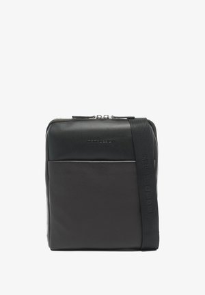 Borsa a tracolla in pelle nera con chiusura a zip, caratterizzata da un design texturizzato e un ampio strap in tessuto impresso con il nome del marchio.
