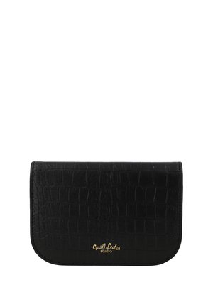 Zwart gestructureerde leren portemonnee met gebogen randen en gouden "Gusti Leder studio" logo in het midden van de voorflap.