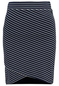 Mörkblå blyertskjol med vita horisontella ränder, med en omslagsdesign och slät tygtextur. Enkel midjeband utan detaljhårdvara.