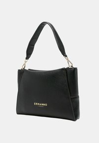Sac à main en cuir noir avec une finition texturée, une courte poignée, des accessoires en or et le logo embossé "Ermanno Firenze" sur le devant.