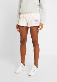 Šortky z bavlněné směsi s batikováním v růžové a bílé barvě, s čtvercovou nášivkou "ATELIER" na přední straně. Design s třepeným lemem, uvolněný střih.