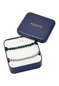 Set di bracciali in una scatola di metallo blu. Contiene un bracciale con perline verdi e un bracciale a catena argentata, esposti su un rivestimento interno bianco.