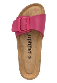 Sandal in rosa con una fascia larga, dotata di una fibbia quadrata. Soletta in sughero con una finitura testurizzata, logo stampato sulla soletta. Prodotto in Spagna.