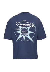 T-shirt bleu marine à manches courtes avec un graphisme blanc en forme d'explosion d'étoile, logo "dropsize" et texte sur la gravité au dos.