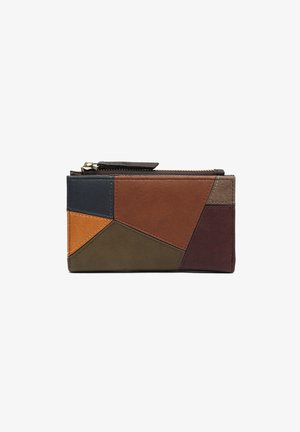 Cartera con diseño de patchwork en piezas de cuero en navy, marrón, beige, oliva y burdeos, con un zipper superior y bordes cosidos.