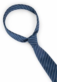 Marinblå slips med vita diagonala ränder, tillverkad av slätt tyg, med en klassisk knutdesign och en avsmalnad ände.