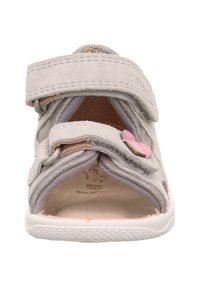 Šedé sandály s semišovým povrchem, suchými zipy a růžovým akcentem. Design s otevřenou špičkou s texturovanou stélkou a bílou gumovou podrážkou.