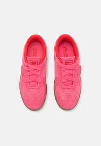 Rosa sneakers med strukturert semsket skinn og mesh-paneler, med polstret krage, snøring og kontrasterende gummisåle.