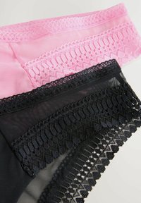 Svarta och rosa underklädesset med spetsdetaljer. De rosa har en slät yta, medan de svarta har en genomskinlig meshstruktur.