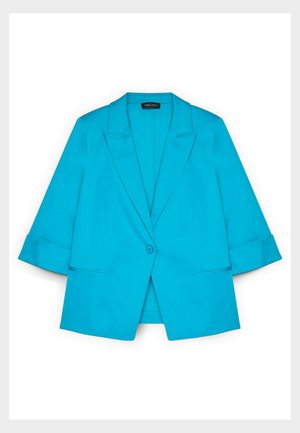 Turkis skræddersyet blazer med en enkelt knap, notched revers, oppiskede ærmer og to forreste slidser i lommerne vist fladt på en hvid baggrund.