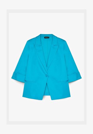 Türkisfarbener, maßgeschneiderter Blazer mit einem Knopf, Revers mit Kerb, umgeschlagenen Ärmeln und zwei vorderen Schlitztaschen, flach auf weißem Hintergrund liegend.