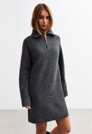 Vestito a maglia grigio con colletto con zip, maniche lunghe e orlo a coste. Texture morbida e vestibilità leggermente ampia per il comfort.