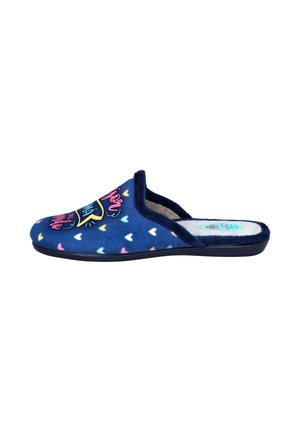 Zapatilla de casa de color azul marino, tipo slip-on, con patrones de corazones de colores y texto en rosa y amarillo en la parte superior, con una suela suave y acolchada.