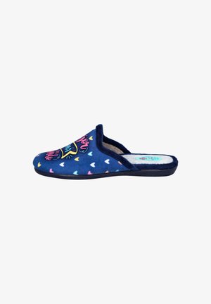 Zapatilla de casa de color azul marino, tipo slip-on, con patrones de corazones de colores y texto en rosa y amarillo en la parte superior, con una suela suave y acolchada.