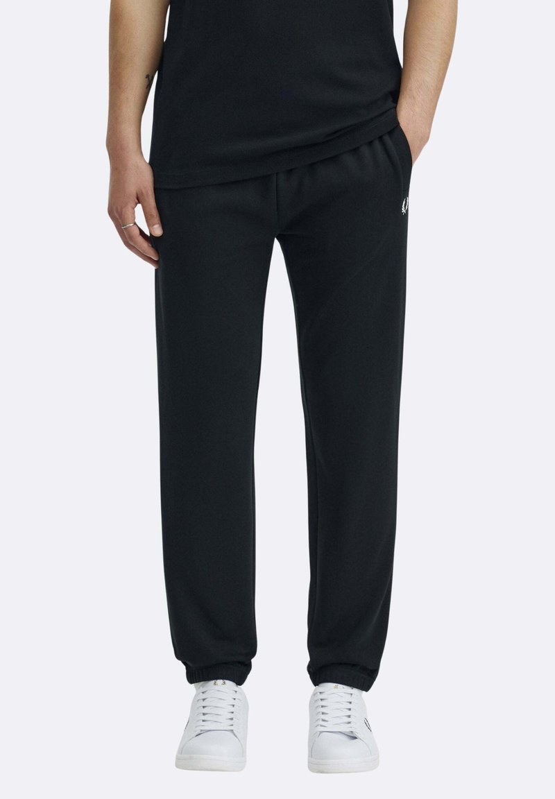 Schwarze Jogginghose aus weichem Stoff, mit elastischem Bund und Bündchen, mit einem kleinen Logo an der Seite.