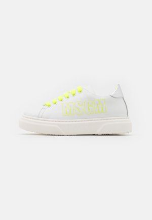 Basket blanche à semelle épaisse, lacets jaune fluo et logo MSGM brodé en jaune fluo sur le côté.