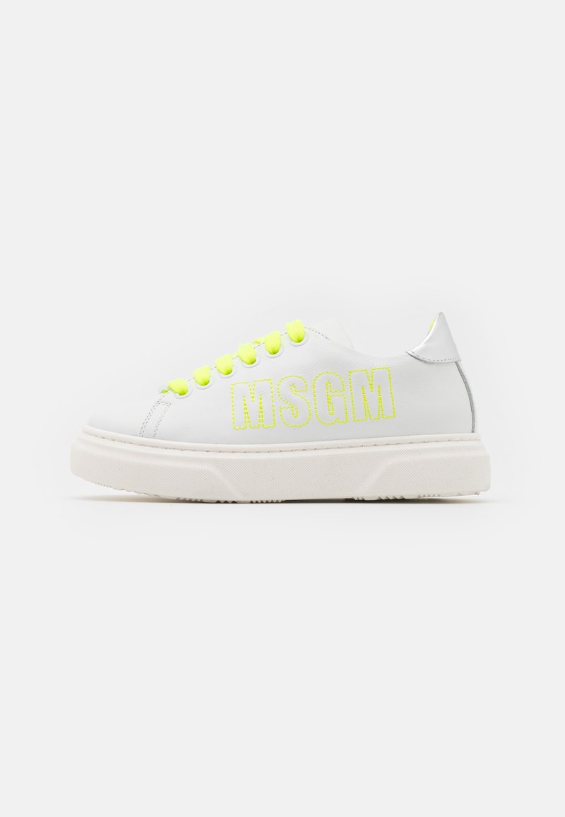 Basket blanche à semelle épaisse, lacets jaune fluo et logo MSGM brodé en jaune fluo sur le côté.