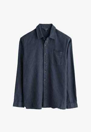 Tmavě modrá košile s dlouhým rukávem vyrobená z lehké tkaniny, s knoflíkovým zapínáním, špičatým límcem a kapsou na levé straně hrudi. Hladký povrch.