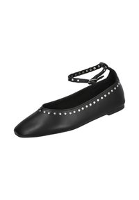 Bailarinas de cuero negro con punta afilada, adornadas con tachuelas plateadas a lo largo del borde y una correa ajustable en el tobillo para un ajuste seguro.