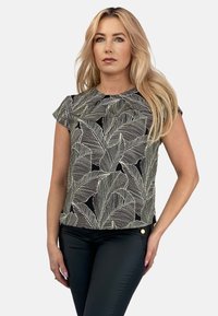 Czarny top z krótkim rękawem z białym wzorem liści, wykonany z lekkiego materiału. Projekt zawiera okrągły dekolt i lekki połysk.