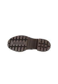 Suela de goma marrón con patrones de banda de rodadura profundos para tracción, que presenta texto moldeado y contornos para flexibilidad y comodidad.