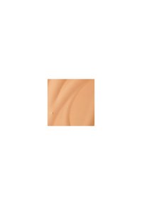 Kremet foundation-prøve i en varm beige nyanse, som viser en jevn, flytende tekstur med en svak glans og små dråper.