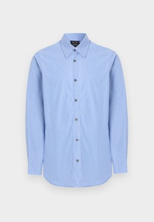Camicia azzurro chiaro a maniche lunghe con bottoni, con sottili strisce verticali e colletto a punta, mostrata su uno sfondo bianco uniforme.