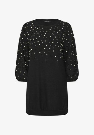 Schwarzes Strickkleid mit rundem Ausschnitt, drei viertel langen Ärmeln und verstreuten Perlen- sowie schwarzen Verzierungen auf der Vorderseite.