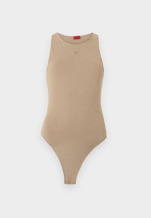 Bézs színű, ujjatlan testruha magas nyakkivágással, minimalista dizájnnal és kis logóval a mellkas közepén, egyszínű háttéren bemutatva.