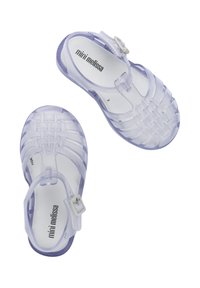 Sandali traslucidi viola con design intrecciato, cinturino regolabile e suola piatta. Presentano una fibbia sul cinturino alla caviglia per la chiusura.