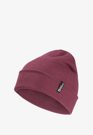 Beanie-Mütze in Burgunderrot, gestrickte Textur, weiches Material, umgeschlagener Saum, mit einem kleinen schwarzen Logosticker an der Seite.