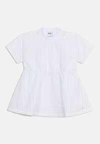 Λευκό μωρουδιακό φόρεμα με κοντά μανίκια από υφασμά υφής, λεπτομέρειες με κουμπιά στον ώμο, ελαστική μέση και μικρό λογότυπο BOSS κοντά στο τελείωμα.