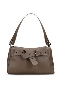 Bolso de mano de cuero marrón con forma estructurada, que cuenta con una correa ancha y una hebilla decorativa con acentos de tachuelas. Superficie texturizada.